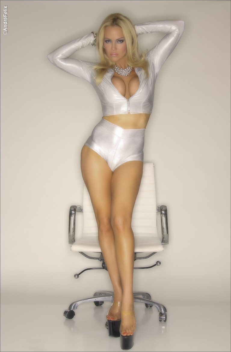Playmate Barbara Moore - Ringlight
